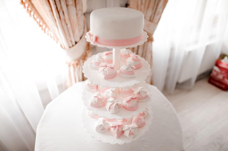 粉色礼物盒子装饰的结婚蛋糕
