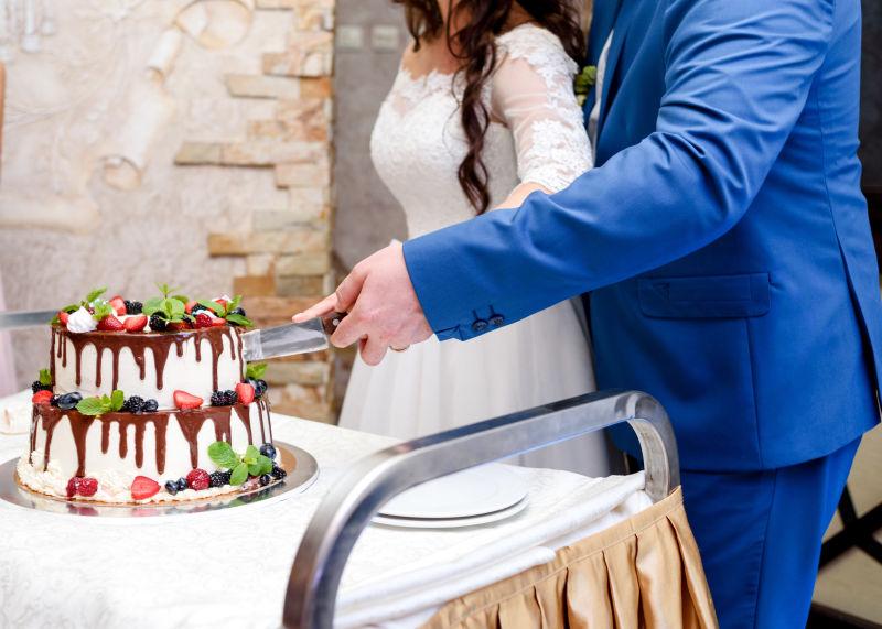 新郎新娘一起切结婚蛋糕