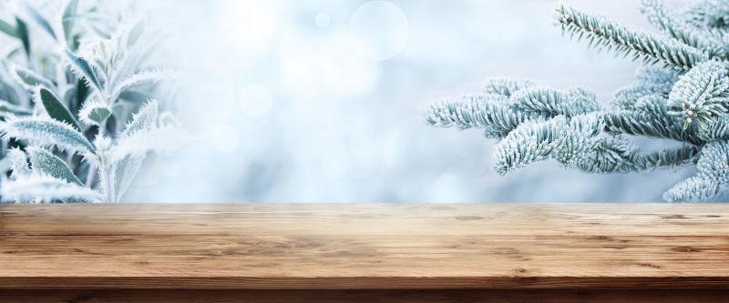冬天的木桌上有霜覆盖的枞树枝