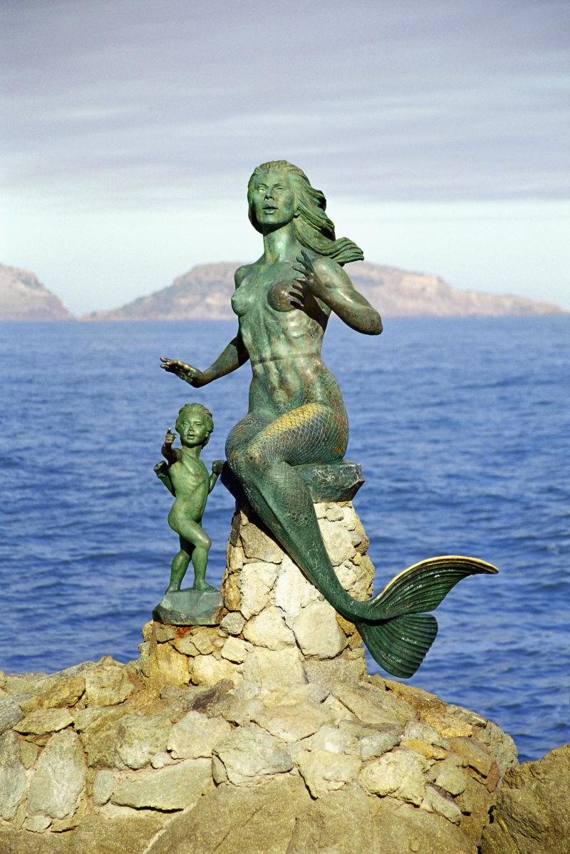 在墨西哥海边美人鱼铜雕像