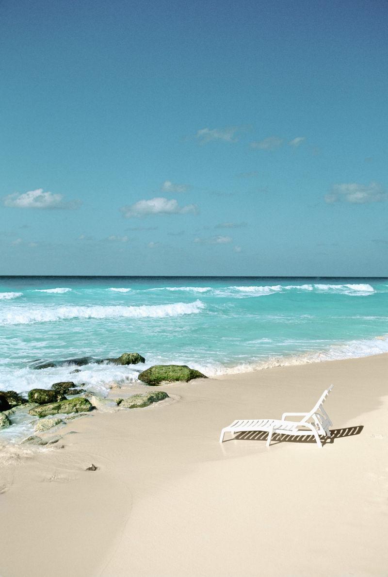 墨西哥撒丁岛岸边的白色躺椅