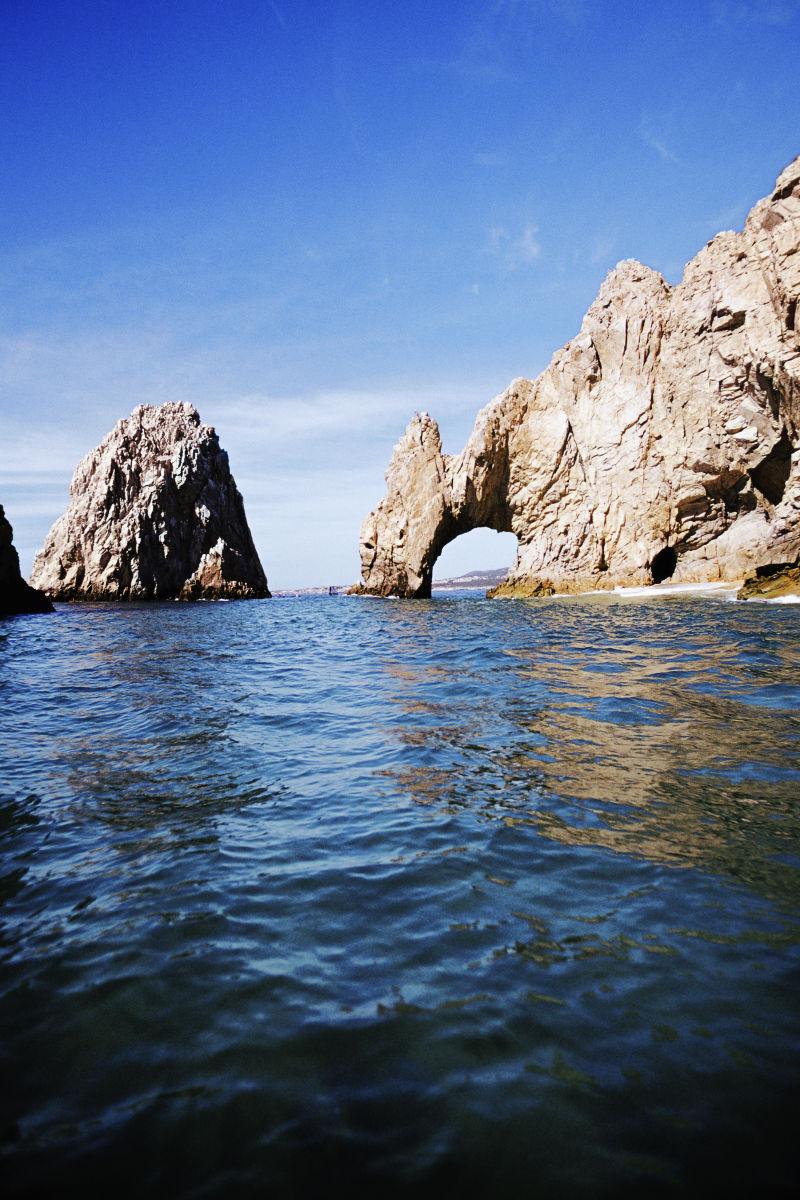 墨西哥自然环境下的岩石和水风景