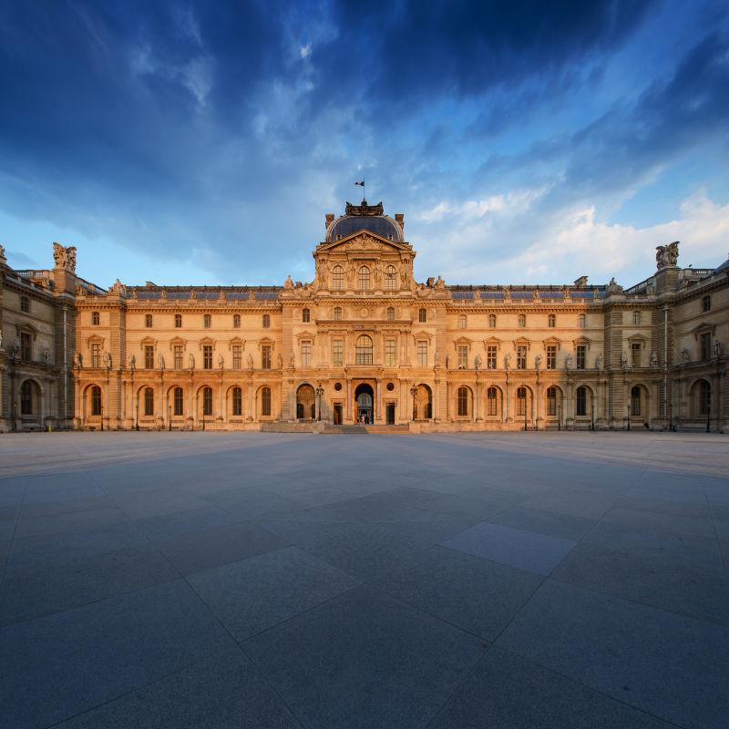 日落时巴黎罗浮宫博物馆