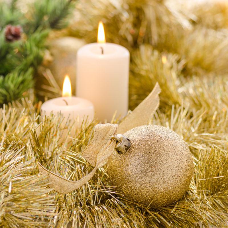 圣诞节金色装饰品和蜡烛