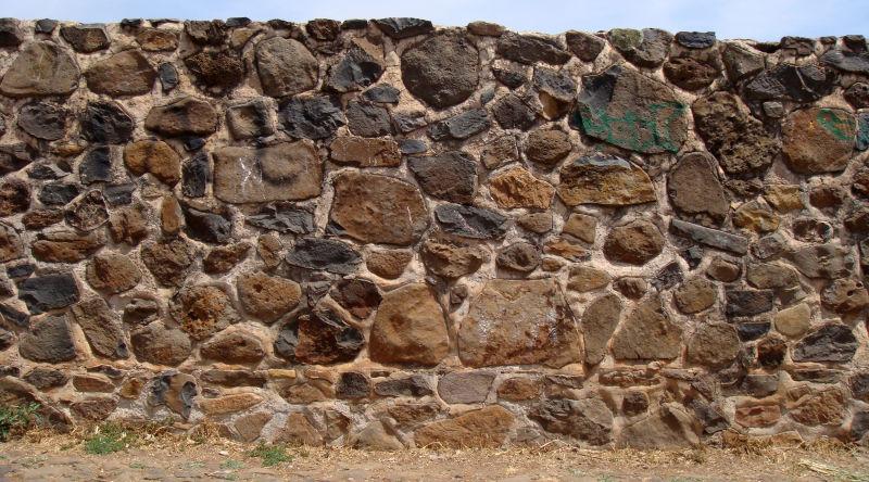 锈迹斑斑的石头墙背景
