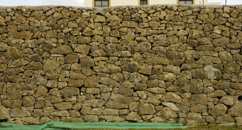 大小石头堆砌的石墙背景