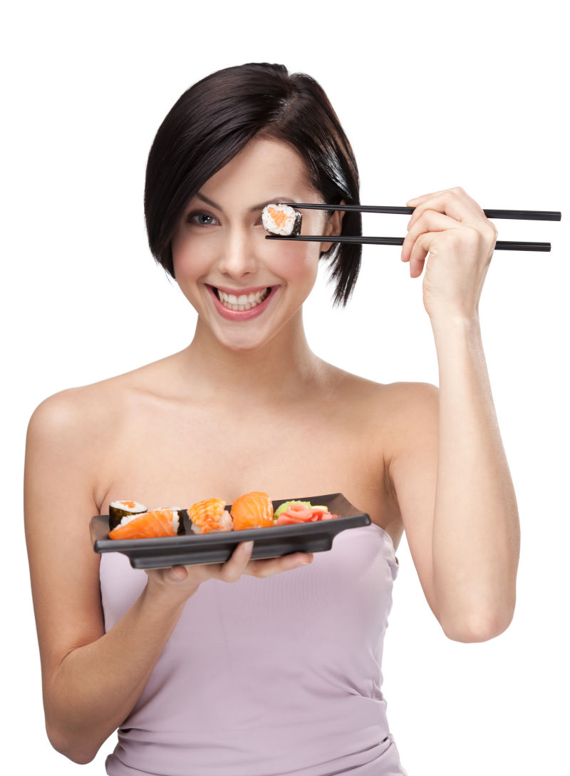 黑头发的女孩拿着筷子拿着寿司