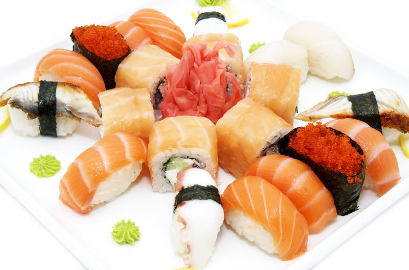 用鱼肉和藻类制成寿司