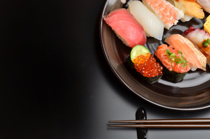 盘中传统的鱼肉寿司
