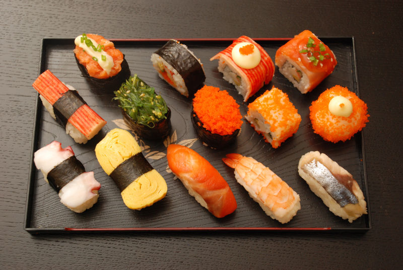 各种摆放在桌子上的日本寿司