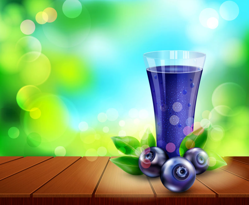 矢量杯与蓝莓汁站在木桌上的背景天空和绿叶