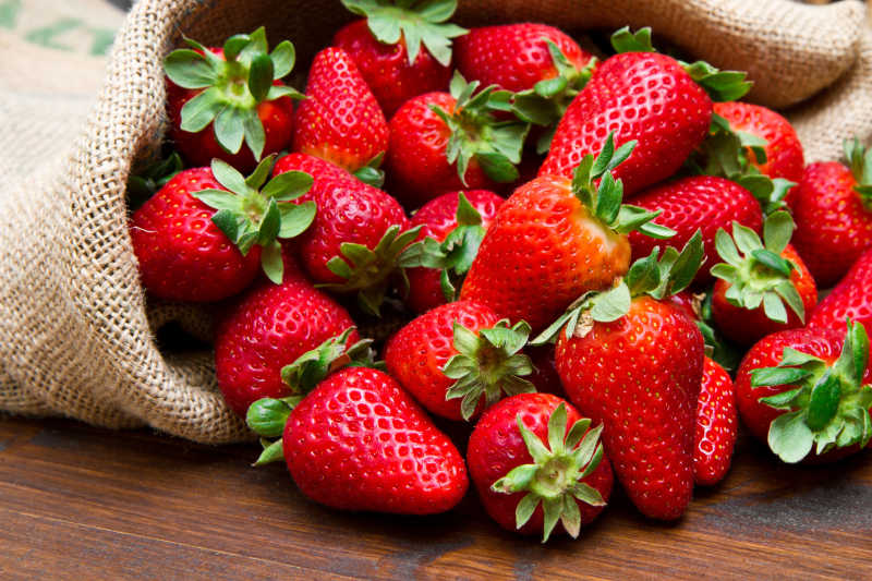 用麻袋装着的新鲜草莓