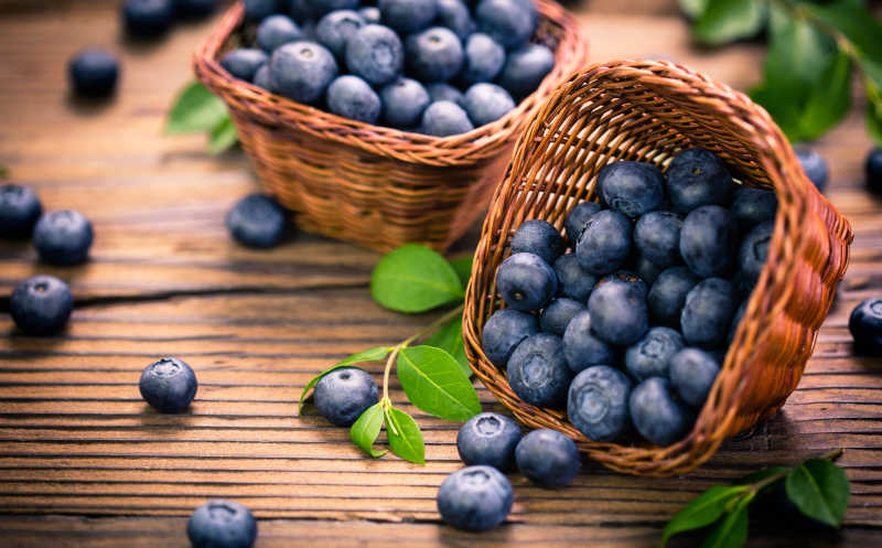 篮子里成熟多汁的蓝莓