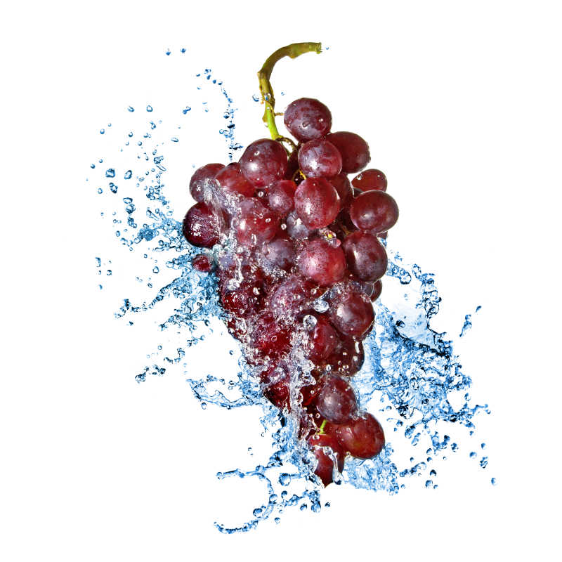 飞溅的水和一串红色的葡萄