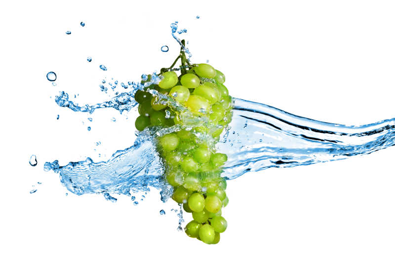 绿色的葡萄与飞溅的水