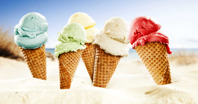 沙滩上的香草冰淇淋与水果