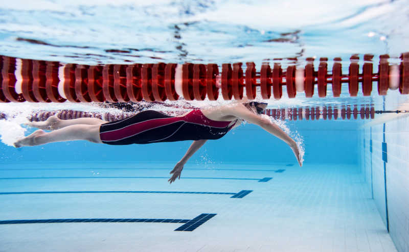 水下练习游泳的女运动员