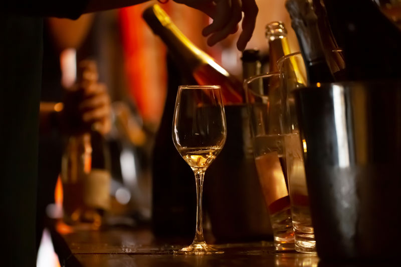 品酒：银桶旁边的桌子上放着一个盛着葡萄酒残余物的杯子里面装着酒瓶用来冷却葡萄酒