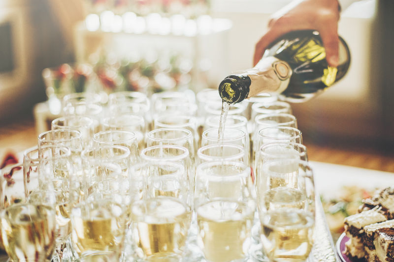 在豪华婚礼招待会上侍者用时髦的杯子倒香槟盛大的庆典在宴会上提供昂贵的餐饮和服务新年和圣诞节庆典和饮料