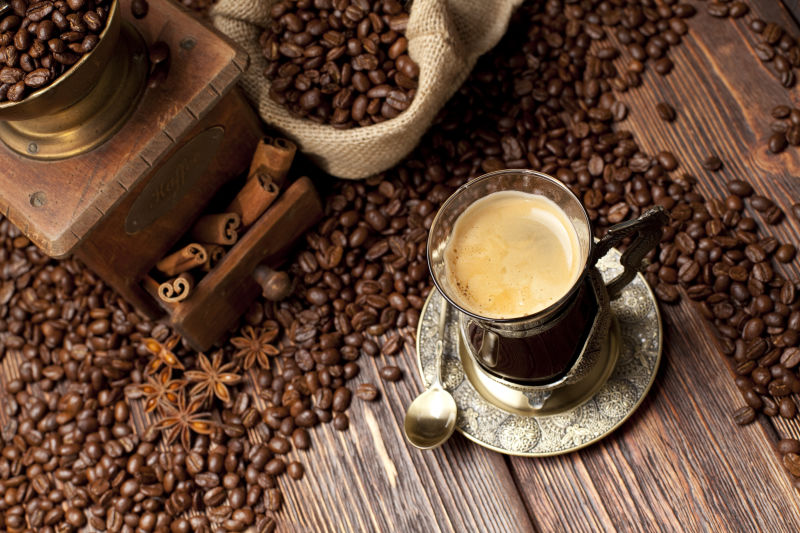 咖啡杯和咖啡豆老式咖啡研磨机和帆布袋