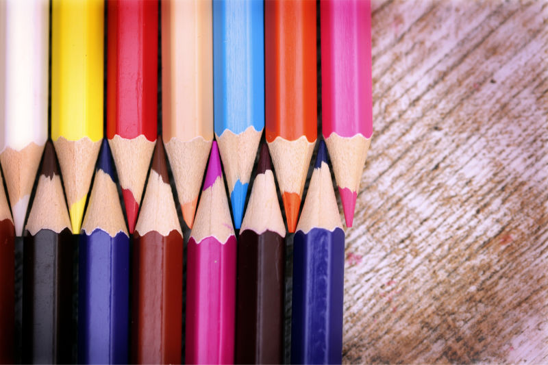 木质背景彩色铅笔