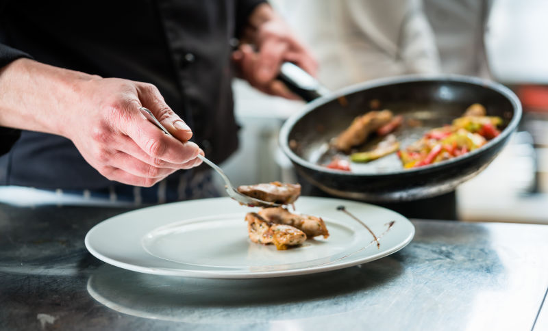 食物烹饪板是在厨房或餐厅酒店