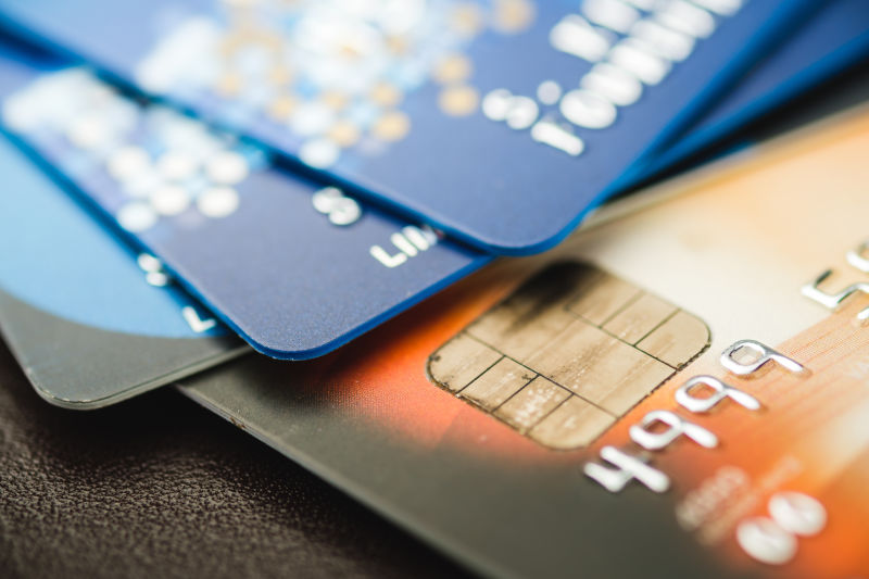 堆叠的信用卡棕色和蓝色的旧信用卡