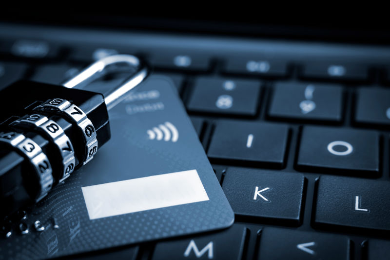 互联网支付安全的网上购物和数据加密安全概念密码组合挂锁和信用卡在电脑键盘上与复印空间特写和选择性聚焦