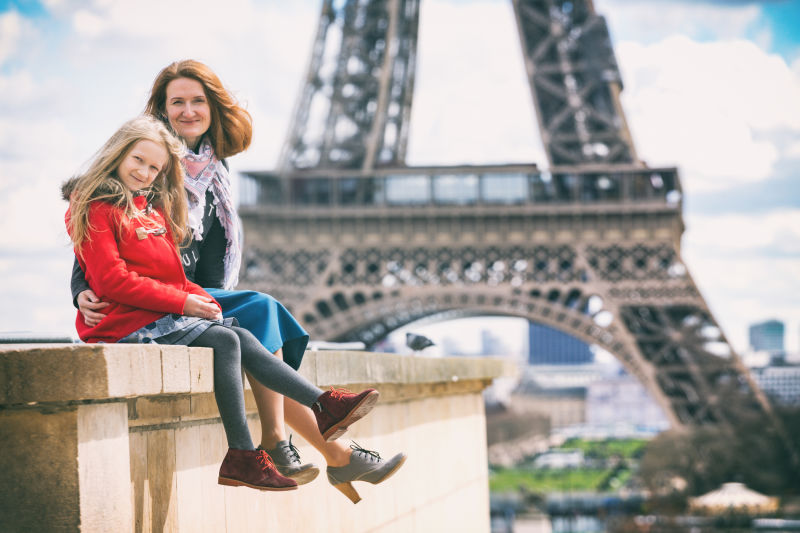 埃菲尔铁塔背景的妈妈和女儿