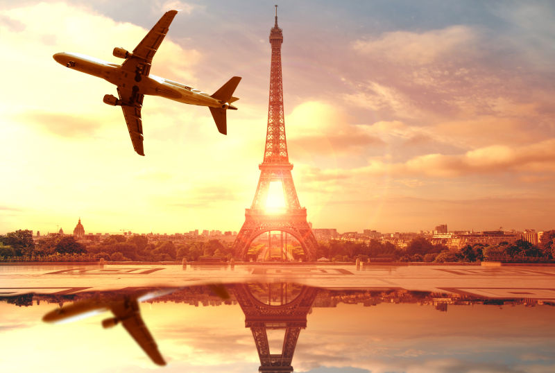 飞机飞越巴黎埃菲尔铁塔顶部