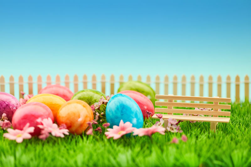 五彩缤纷的复活节彩蛋躺在花园里的长凳旁过复活节