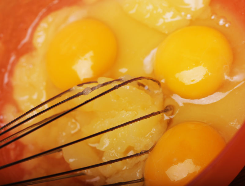 鸡蛋和糖在搅拌碗里准备烘烤