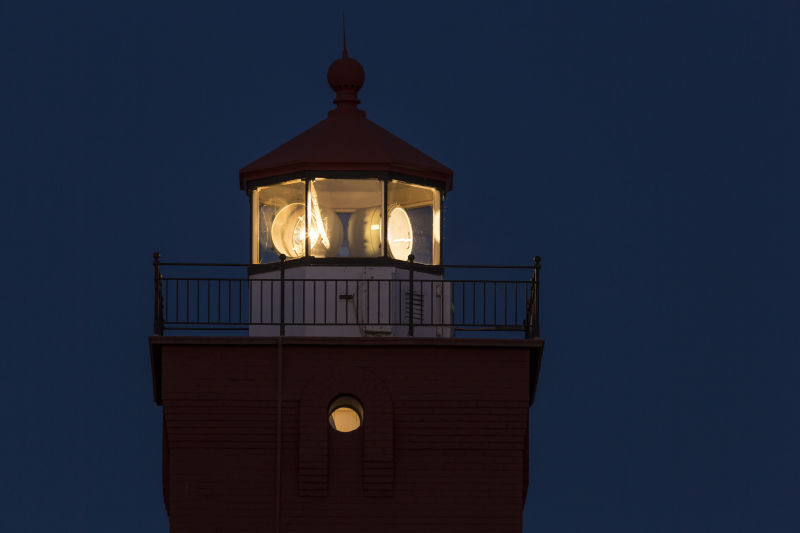 夜晚的两个港口灯塔