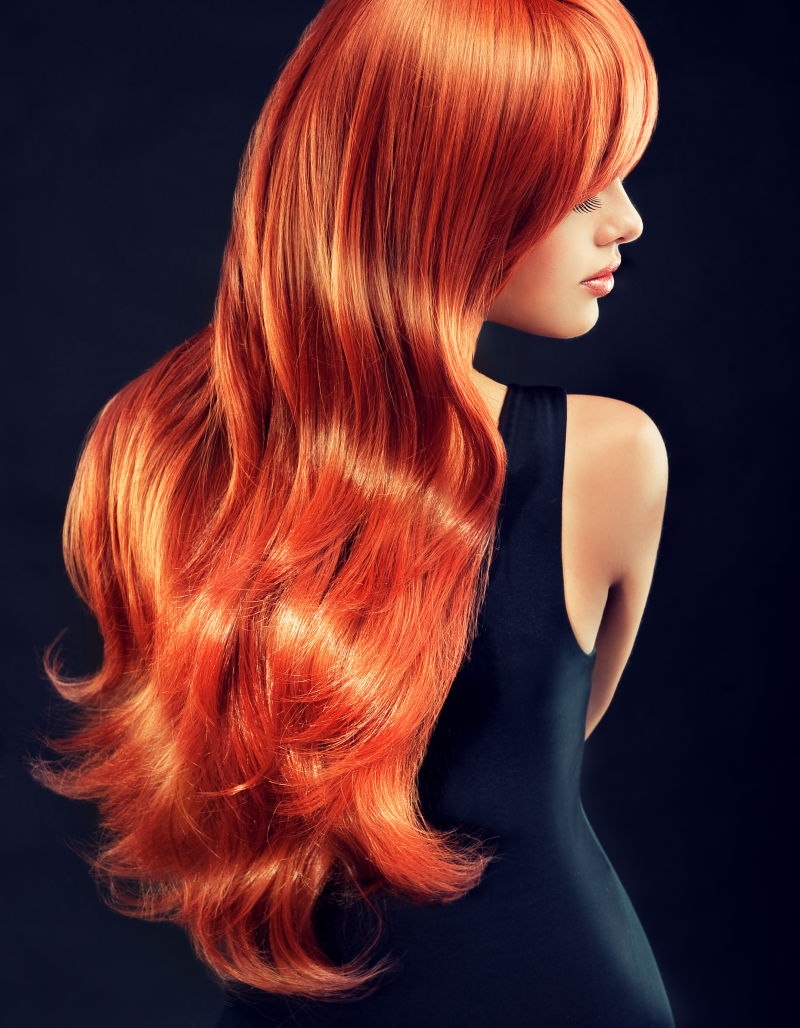 漂亮的模特红色卷发发型和化妆品