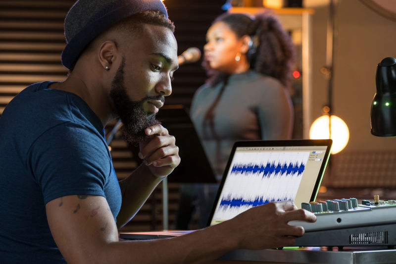 黑人女歌手与录音室的声音工程师合作