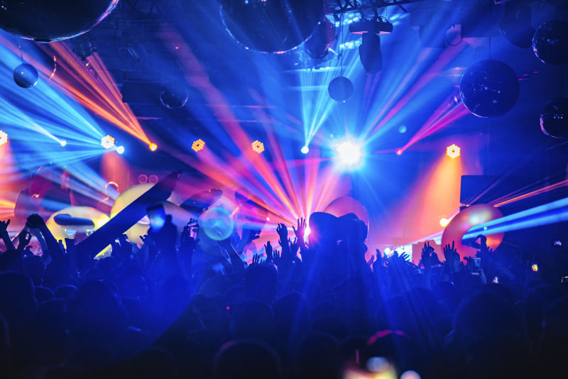 DJ夜总会派对在音乐节庆中与人群狂欢