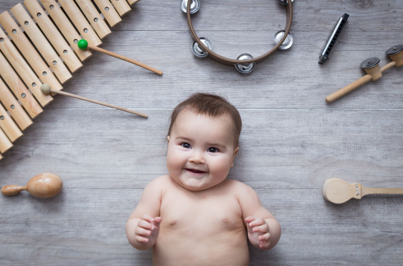 漂亮的婴儿被几件乐器包围着