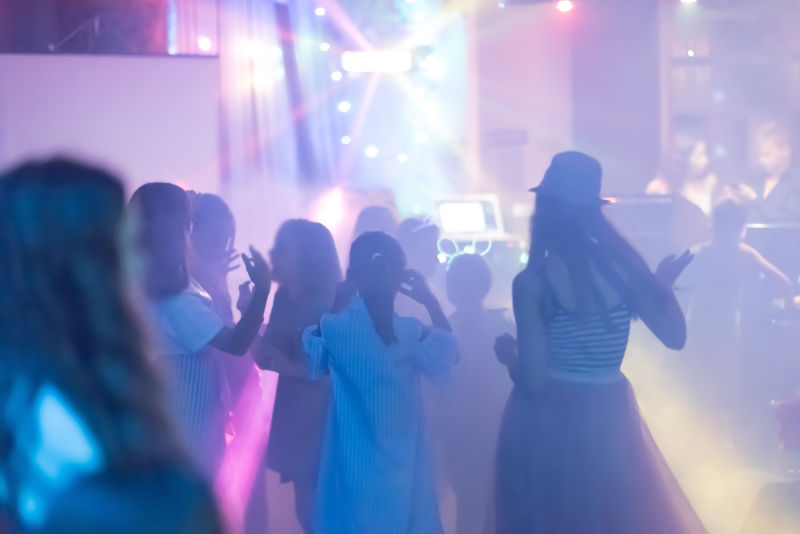 在俱乐部派对秀和剪影中灯光模糊观众的手使用智能手机欣赏俱乐部派对和音乐会模糊的夜总会DJ聚会人们喜欢音乐跳舞的声音