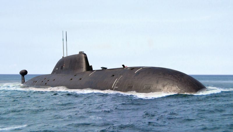 在开阔海面上的海军现代潜艇