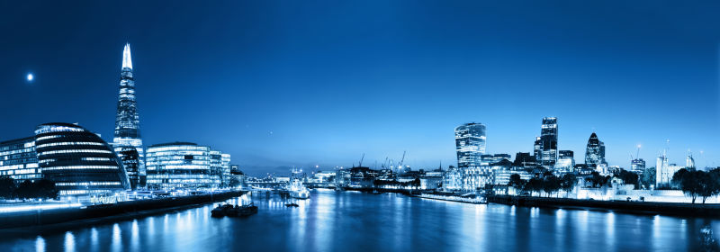 伦敦夜空全景图-英国在灯光下-伦敦塔-碎片-市政厅-泰晤士河-从塔桥上看
