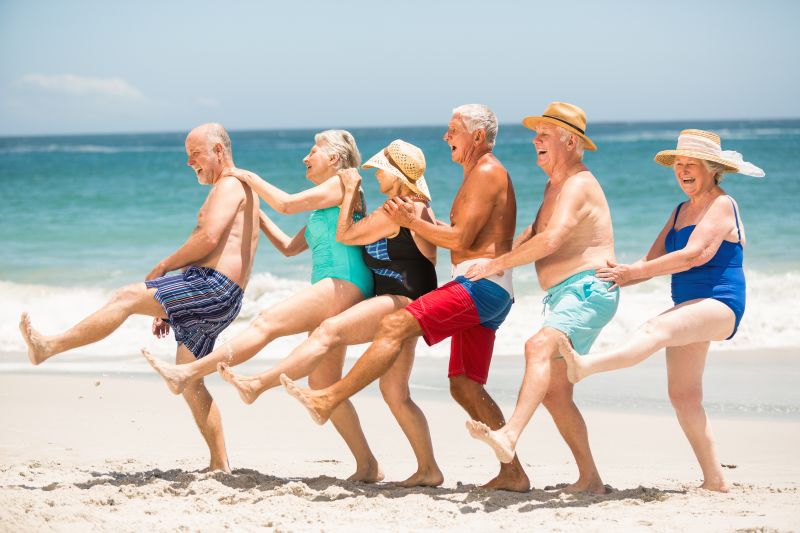 老年人在海滩上连续跳舞