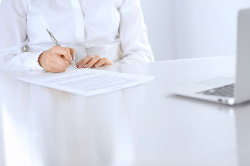 特写女性手笔文件-经营理念-在办公室工作的律师或女商人