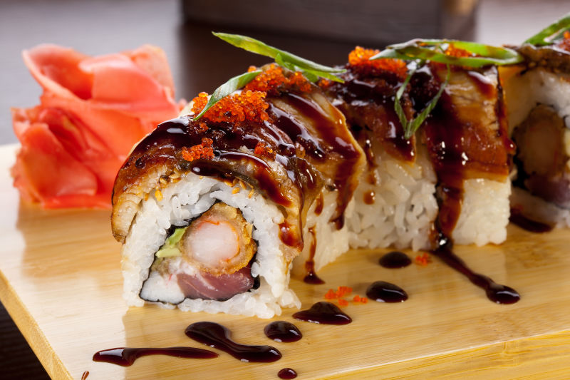 传统的日本食物-寿司鳗鱼卷