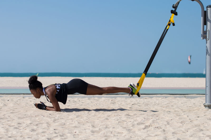 使用特殊绳索进行悬挂训练的非洲女选手阿联酋迪拜海滩户外活动