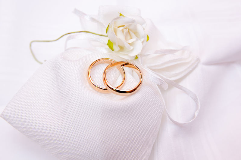 白色布袋上的结婚戒指