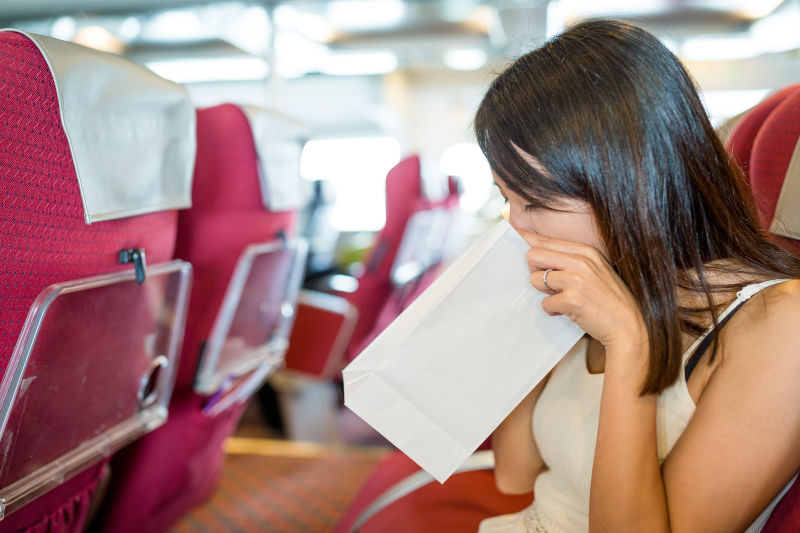 女人感觉不舒服呕吐在纸袋上