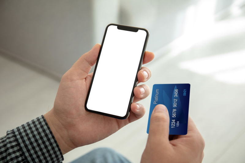 男性手持手机-带独立屏幕和信用卡