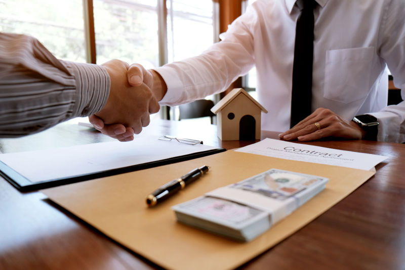 商务人士签订合同-买卖房地产代理概念顾问和家庭保险概念