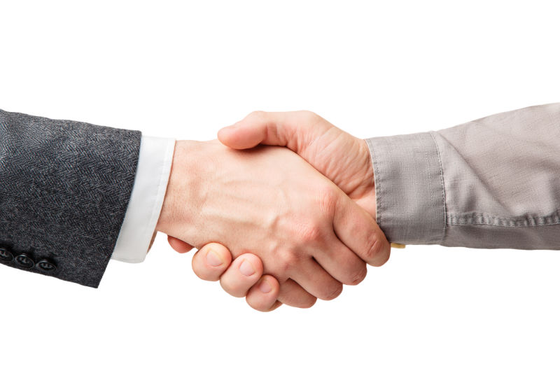 商务握手和商务人士的概念-两个男人在白色背景下单独握手-两位同事握手的特写镜头