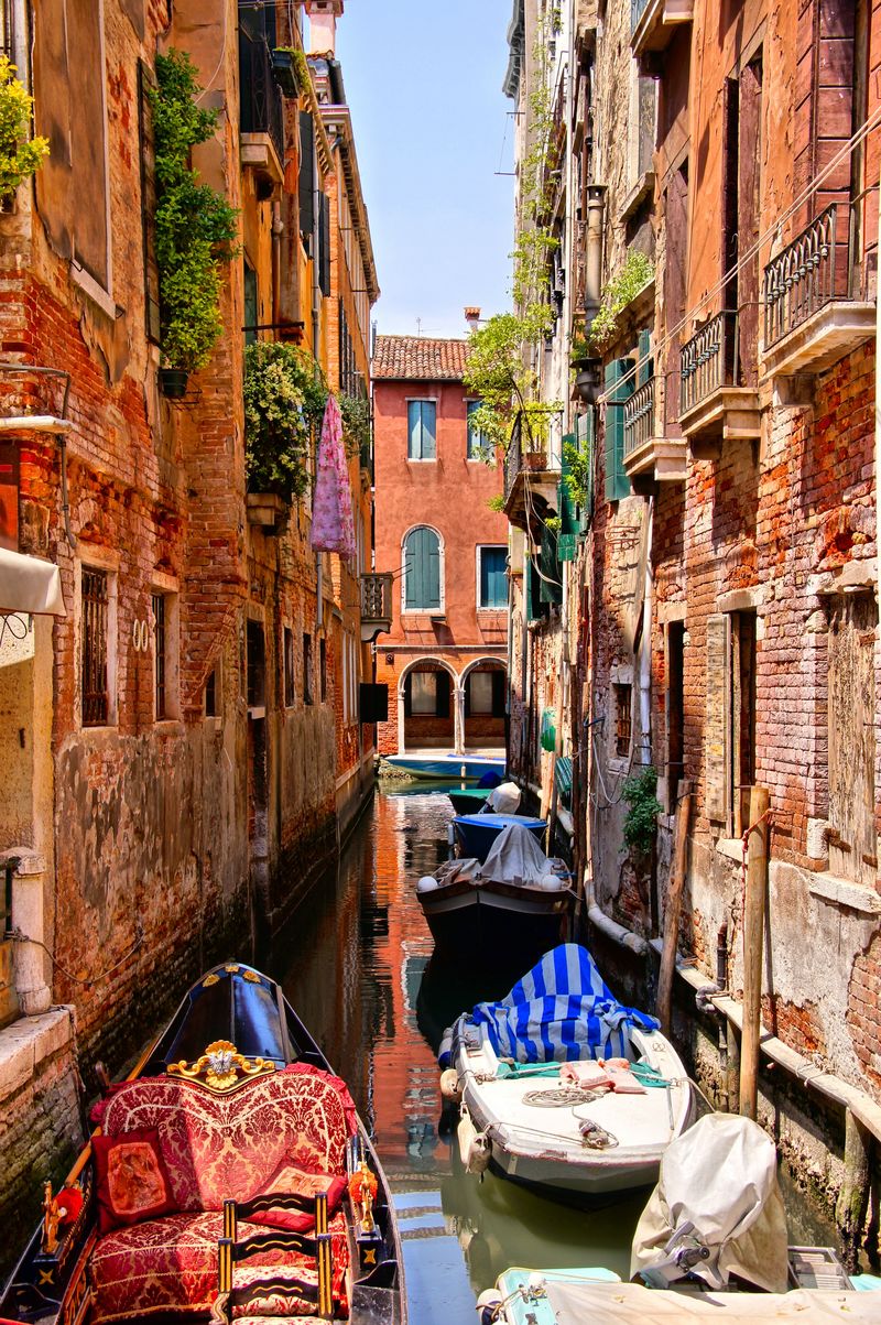 风景如画的运河位于意大利威尼斯的一个很近的地方